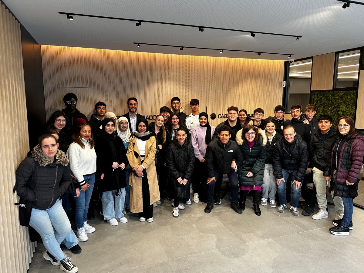 Visita de los alumnos de Gestión Administrativa del IES Ribera del Arga | IBConnect